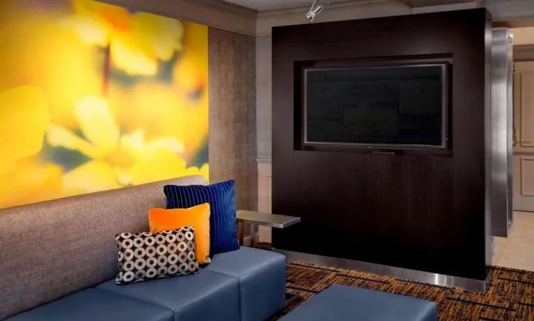 Comfortable lounge seating and workplace at Sonesta Select Boston Danvers's lobby. 