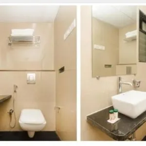 Guest bathroom with shower at THE BEST HOTEL MUMBAI.