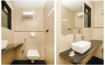 Guest bathroom with shower at THE BEST HOTEL MUMBAI.
