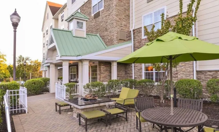 Outdoor terrace at Towneplace Suites By Marriott Arundel Mills.
