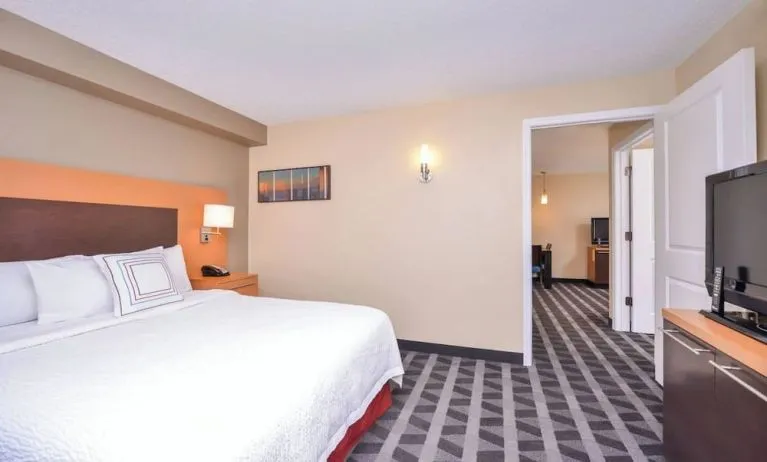 King bed with TV at Towneplace Suites By Marriott Arundel Mills.