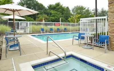 Hot tub and pool at Towneplace Suites By Marriott Arundel Mills.