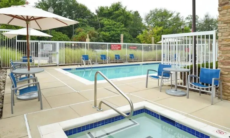 Hot tub and pool at Towneplace Suites By Marriott Arundel Mills.