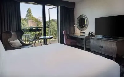 King room with natural light at Hilton London Syon Park.