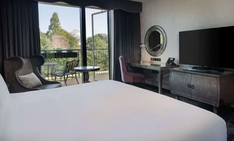 King room with natural light at Hilton London Syon Park.