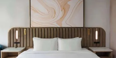King bed at Sonesta Miami Airport.