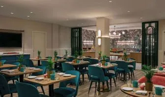 Dining area at Sonesta Miami Airport.