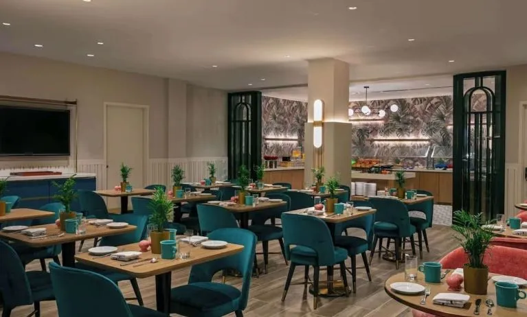 Dining area at Sonesta Miami Airport.