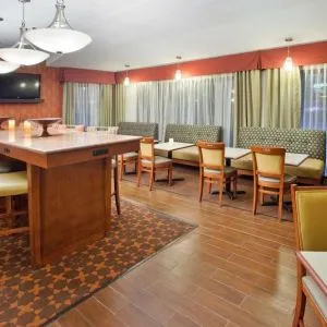 Dining area with comfortable seating, perfect for coworking at Hampton Inn Columbus-East.