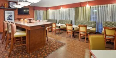 Dining area with comfortable seating, perfect for coworking at Hampton Inn Columbus-East.