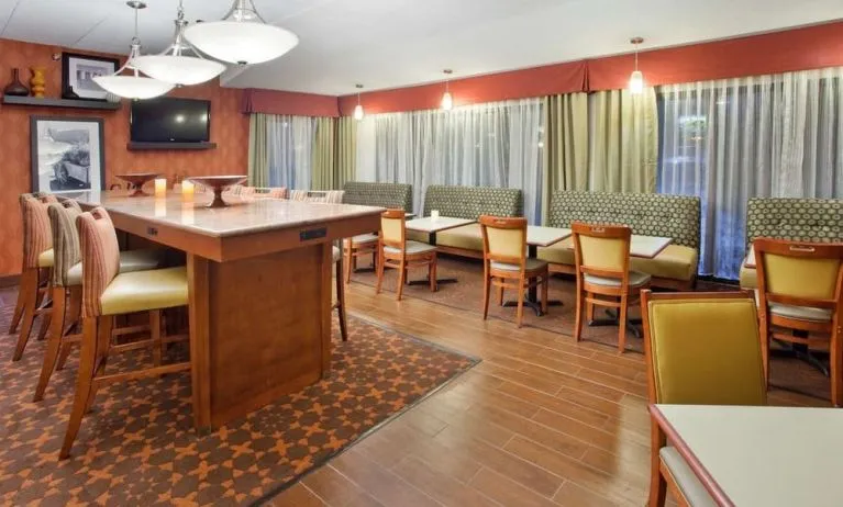 Dining area with comfortable seating, perfect for coworking at Hampton Inn Columbus-East.