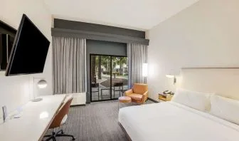 Day use room with work desk at Sonesta Select Phoenix Chandler.
