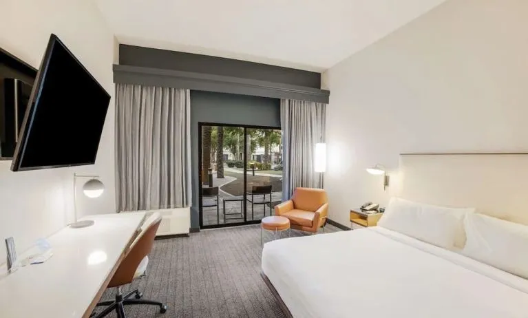 Day use room with work desk at Sonesta Select Phoenix Chandler.
