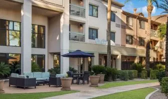 Relaxing outdoor atmosphere ideal for coworking at Sonesta Select Phoenix Chandler.