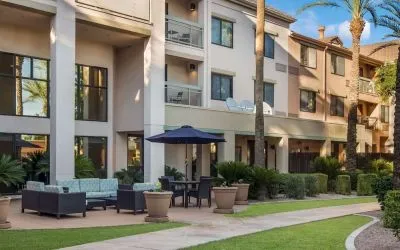 Relaxing outdoor atmosphere ideal for coworking at Sonesta Select Phoenix Chandler.