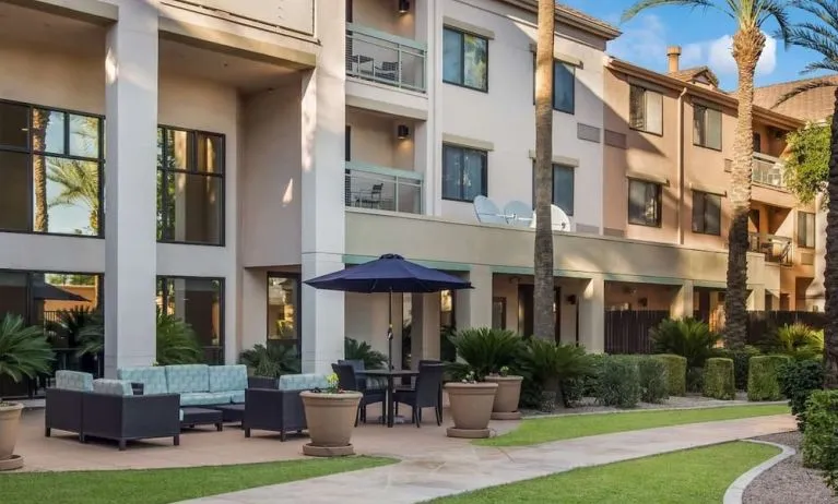 Relaxing outdoor atmosphere ideal for coworking at Sonesta Select Phoenix Chandler.