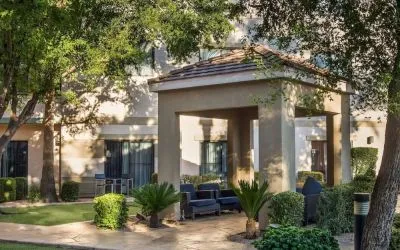 Relaxing outdoor atmosphere ideal for coworking at Sonesta Select Phoenix Chandler.