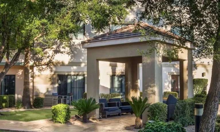 Relaxing outdoor atmosphere ideal for coworking at Sonesta Select Phoenix Chandler.