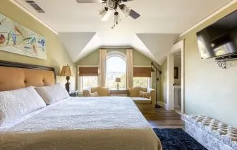 Day use room with natural light at Arroyo Vista Inn.