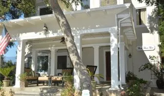 Patio with comfortable seats at Arroyo Vista Inn.