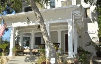 Patio with comfortable seats at Arroyo Vista Inn.
