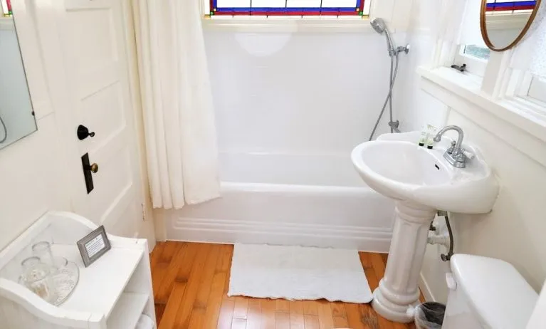 Guest bathroom with shower and tub at Arroyo Vista Inn.