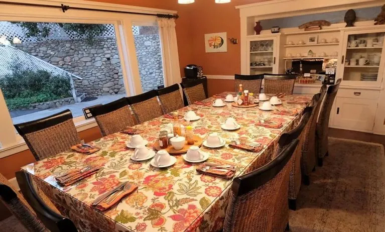 Dining area at Arroyo Vista Inn.
