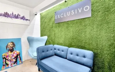 Lobby seating at Exclusivo Inn & Suites. 