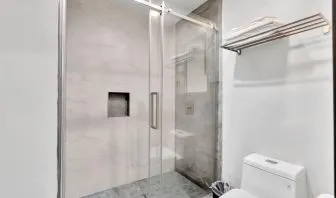 Private guest bathroom with shower at Exclusivo Inn & Suites. 