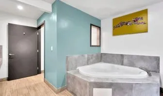 Hot tub at Exclusivo Inn & Suites. 