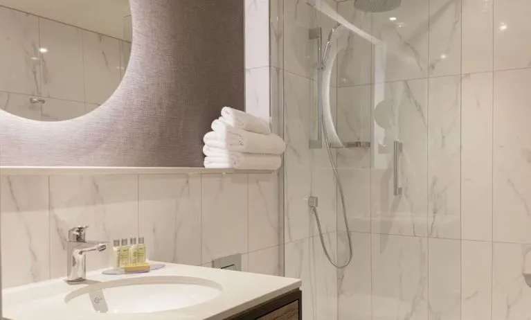 Guest bathroom at DoubleTree By Hilton London Elstree.