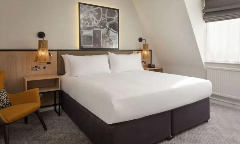 King room with natural light at DoubleTree By Hilton London Elstree.
