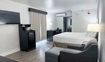 King room at The Harrison Hotel Downtown Hollywood.