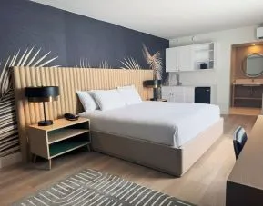 King room at The Harrison Hotel Downtown Hollywood.