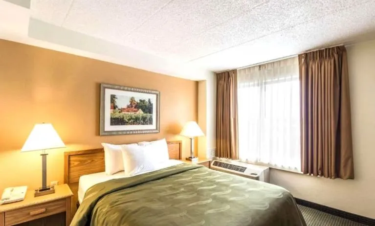 Bright day use room at Hotel Inn Milwaukee.