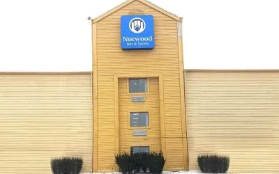 Exterior of Hotel Inn Milwaukee.
