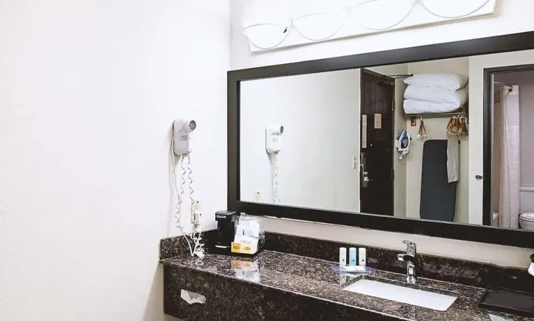 Private bathroom with shower and free toiletries at Hotel Inn Milwaukee.