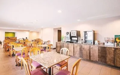 Dining area at Hotel Inn Milwaukee.