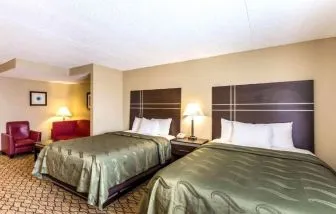 Day use twin room with living area at Hotel Inn Milwaukee.