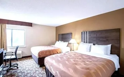Day use twin room with work desk at Hotel Inn Milwaukee.