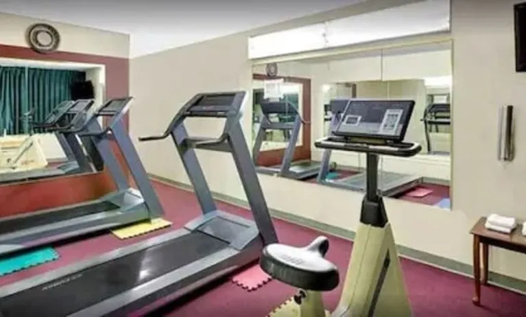 Fitness center at Norwood Inn And Suites Worthington.