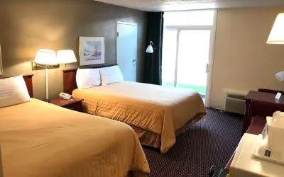 Day use twin room with workspace at Norwood Inn And Suites Worthington.