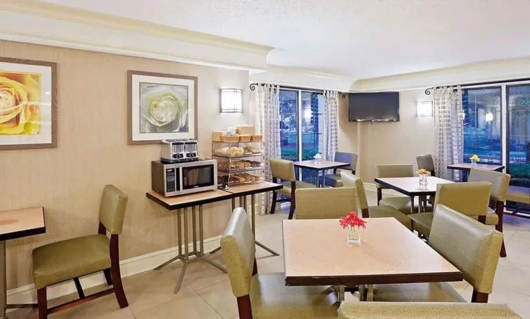 Dining area at Norwood Inn & Suites Merrillville.