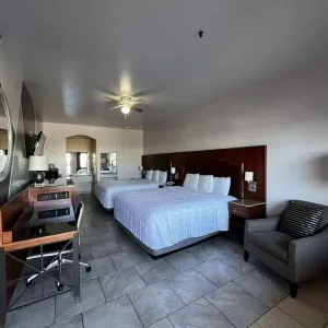 Day use twin room with work desk and private bathroom at Casa Rosa Inn.