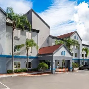 Hotel entrance and parking area at OYO Townhouse Orlando West.