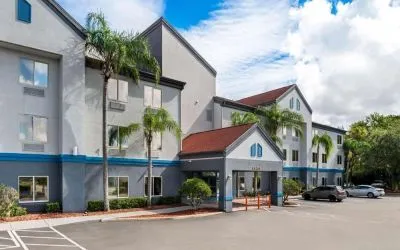 Hotel entrance and parking area at OYO Townhouse Orlando West.