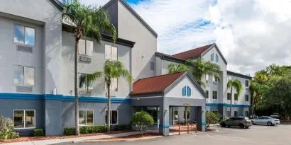 Hotel entrance and parking area at OYO Townhouse Orlando West.