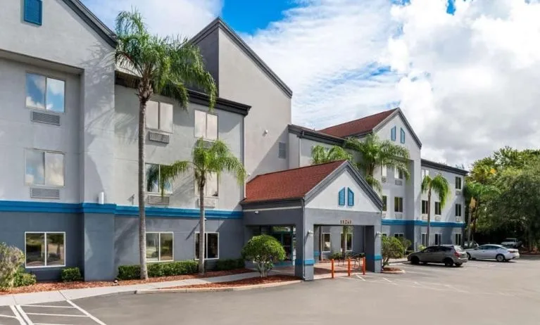 Hotel entrance and parking area at OYO Townhouse Orlando West.
