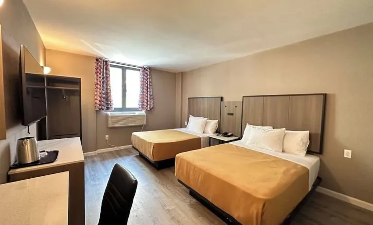 Day use twin room with work desk at Regal Inn & Suites New York.