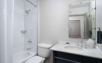 Private guest bathroom with combined tub and shower at Hilton Orrington/Evanston.
